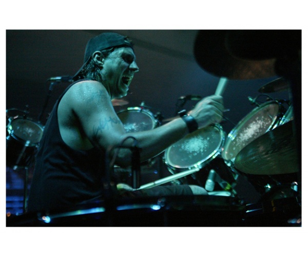 http://meviomusic.mevio.com/wp-content/uploads/2010/09/Dave-Lombardo-live.jpg